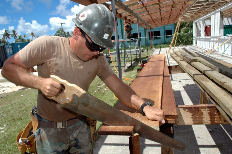 ebeniste-CONSEGUDES-min_worker_construction_building_carpenter_male_job_build_helmet-893290